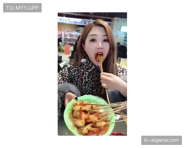 董志豪背着名牌包去路边摊点鸡蛋灌饼，旁人：这反差我顶不住